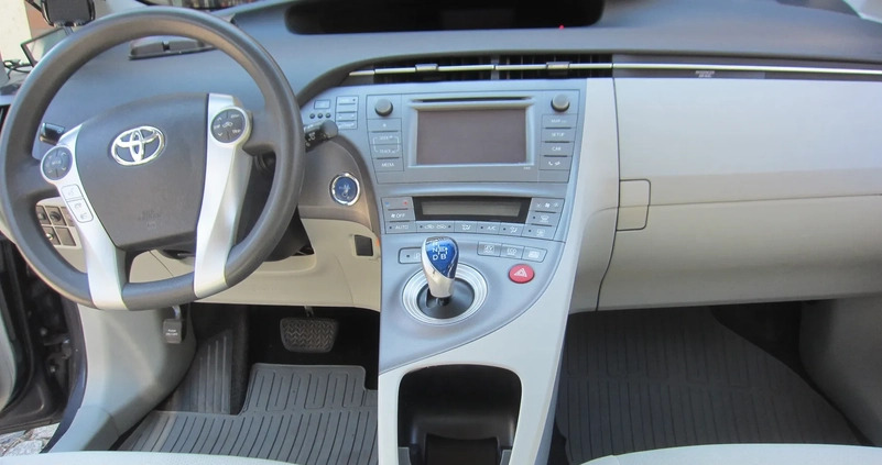 Toyota Prius cena 44000 przebieg: 250000, rok produkcji 2012 z Koszalin małe 106